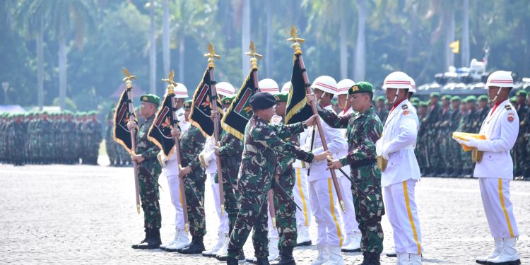 DANKORMAR HADIRI PENYERAHAN ALPALHANKAM DAN PERESMIAN YONIF PENYANGGA DAERAH RAWAN