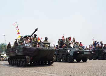 MASYARAKAT ANTUSIAS NAIK TANK DAN KENDARAAN TEMPUR MARINIR