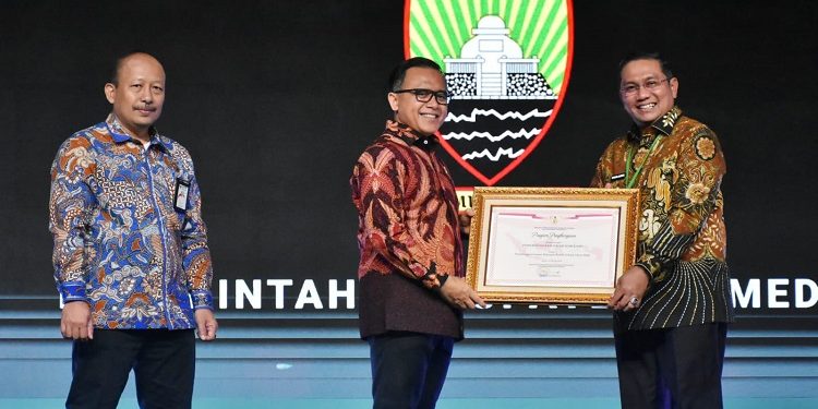 Menpan RB Berikan Penghargaan Penyelenggara Inovasi Pelayanan Publik Terbaik 2024