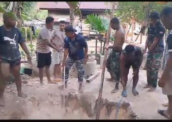 Secercah Mata Air, Satgas TMMD Ke-122 Kodim 1805/Raja Ampat Memasang Cincin Sumur Gali di Kampung Saporkren