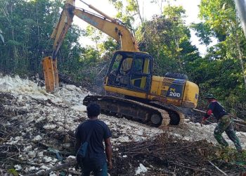 Tembus Medan Terjal Satgas TMMD Ke-122 Kodim 1805/Raja Ampat Coba Selesaikan Pekerjaan Jalan
