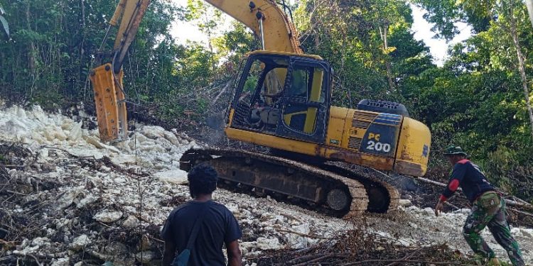 Tembus Medan Terjal Satgas TMMD Ke-122 Kodim 1805/Raja Ampat Coba Selesaikan Pekerjaan Jalan