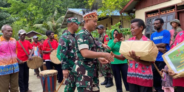 Tim Wasev TMMD Sterad Turut Serta Serahkan Sejumlah Bantuan Untuk Warga Kampung Saporkren