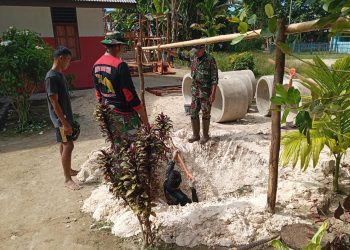 Berselimutkan Terik, Satgas TMMD Ke-122 Kodim 1805/Raja Ampat Melanjutkan Penggalian Sumur Gali