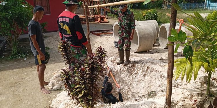 Berselimutkan Terik, Satgas TMMD Ke-122 Kodim 1805/Raja Ampat Melanjutkan Penggalian Sumur Gali