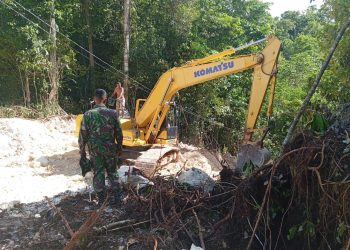 Komandan SSK TMMD Reguler Ke-122 Kodim 1805/Raja Ampat Menunjukkan Taringny
