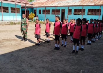 Tanamkan Kedisiplinan Sejak Dini, Anggota Satgas TMMD Ke-122 Kodim Raja Ampat Latih PBB di SDN 02 Raja Ampat