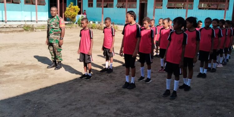 Tanamkan Kedisiplinan Sejak Dini, Anggota Satgas TMMD Ke-122 Kodim Raja Ampat Latih PBB di SDN 02 Raja Ampat