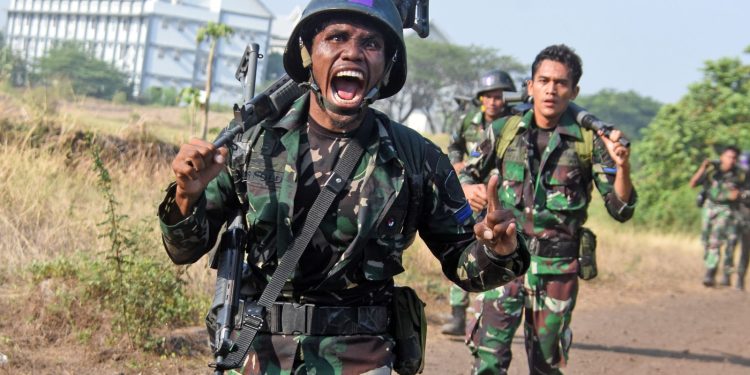 PARA KESATRIA KORPS MARINIR TUNJUKAN MENTAL JUANG DI BINSAT KORMAR 2024
