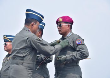 DANKORMAR TERIMA BREVET KEHORMATAN PENERBANG TNI AL