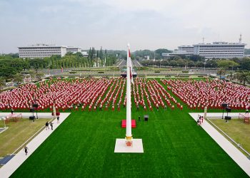 Panglima TNI Bagikan Ribuan Sembako dan Resmikan Lapangan Prima Mabes TNI