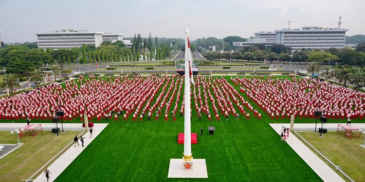 Panglima TNI Bagikan Ribuan Sembako dan Resmikan Lapangan Prima Mabes TNI