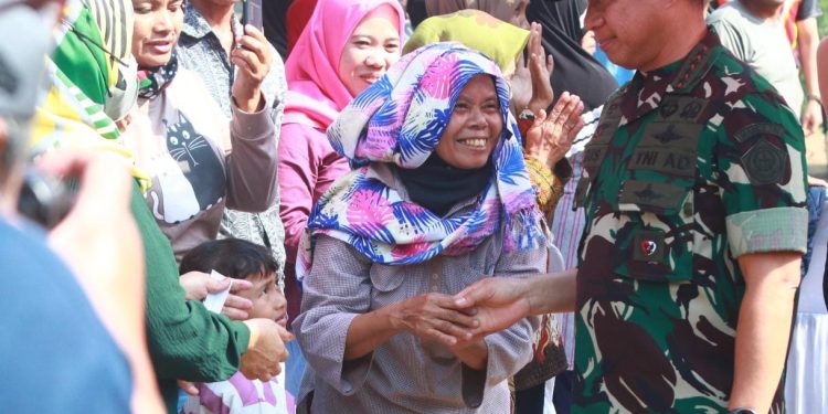 Panglima TNI Buka PRIMA 4X4 Challenge dan Berikan Paket Sembako Serta Akte Kelahiran Kepada Masyarakat Padalarang