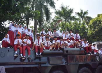 USAI MAKAN BERGIZI GRATIS, RIBUAN ANAK SEKOLAH ANTUSIAS NAIK TANK MARINIR