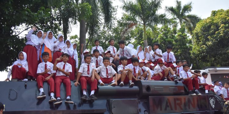 USAI MAKAN BERGIZI GRATIS, RIBUAN ANAK SEKOLAH ANTUSIAS NAIK TANK MARINIR