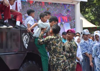 USAI MAKAN BERGIZI GRATIS, RIBUAN ANAK SEKOLAH ANTUSIAS NAIK TANK MARINIR