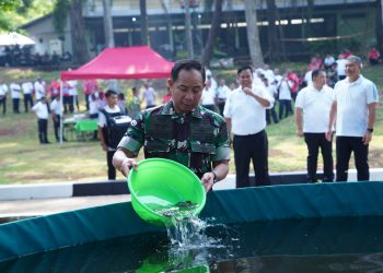 Lestarikan Lingkungan dan Jaga Ekosistem di Area Mabes TNI, Panglima TNI Tanam Pohon dan Tebar Benih Ikan