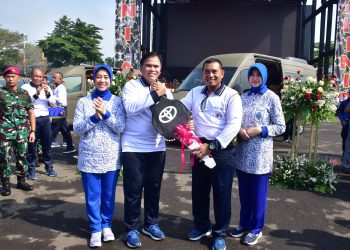 KORPS MARINIR TERIMA KENDARAAN DINAS DAN RATUSAN HADIAH DARI KASAL DALAM ACARA OLAHRAGA BERSAMA.