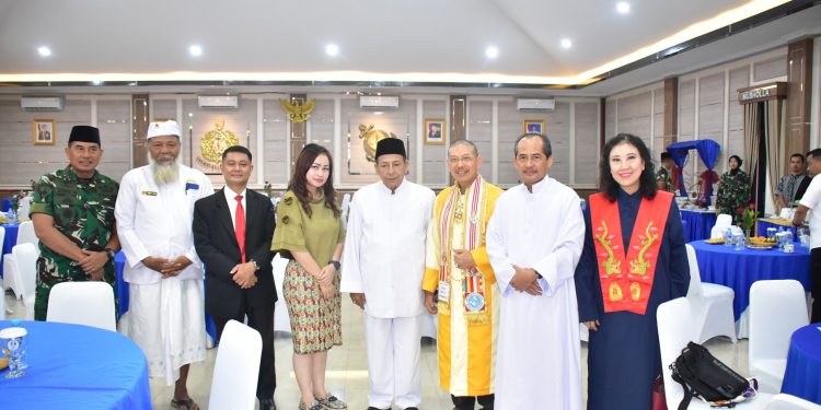 KORPS MARINIR GELAR SHOLAWAT DAN DOA LINTAS AGAMA MENYONGSONG HUT KE-79 KORPS MARINIR.