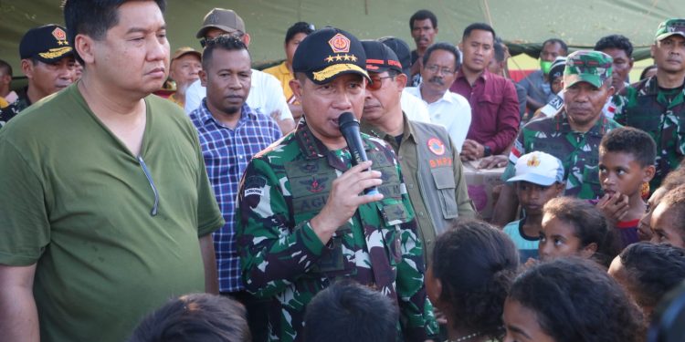 Panglima TNI Tinjau Lokasi Terdampak Erupsi Gunung Lewotobi Laki-Laki di NTT