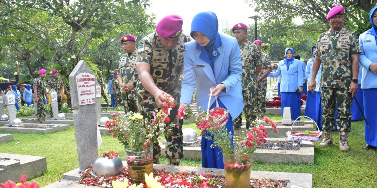 PERINGATI HUT KE-79 KORPS MARINIR, DANKORMAR PIMPIN ZIARAH DI TMPNU KALIBATA