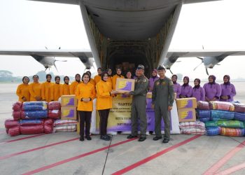 Ketum DP Serahkan Bansos Untuk Masyarakat Terdampak Erupsi Gunung Lewotobi Laki-Laki di NTT