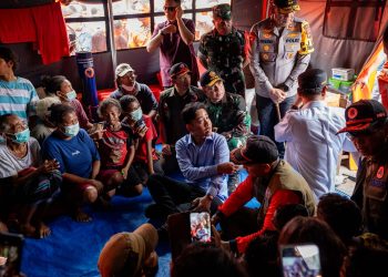 Panglima TNI Dampingi Wapres RI Tinjau Posko Pengungsian Korban Erupsi Gunung Lewotobi Laki-Laki di NTT