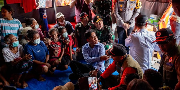 Panglima TNI Dampingi Wapres RI Tinjau Posko Pengungsian Korban Erupsi Gunung Lewotobi Laki-Laki di NTT