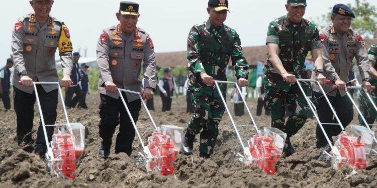 Panglima TNI dan Kapolri Hadiri Peluncuran Gugus Tugas Ketahanan Pangan Polri di Jawa Timur