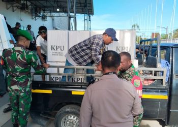 Pastikan Distribusi Logistik Pilkada Berjalan Lancar, Babinsa Jajaran Kodim 1710/Mimika Lakukan Pengawalan