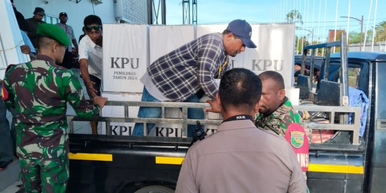 Pastikan Distribusi Logistik Pilkada Berjalan Lancar, Babinsa Jajaran Kodim 1710/Mimika Lakukan Pengawalan