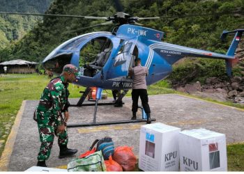 Babinsa Jajaran Kodim 1710/Mimika Kembali Kawal Logistik Pilkada Dari Wilayah Pedalaman