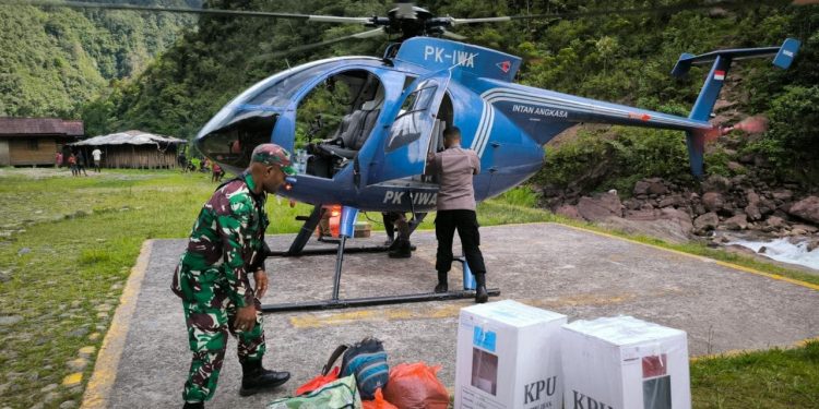 Babinsa Jajaran Kodim 1710/Mimika Kembali Kawal Logistik Pilkada Dari Wilayah Pedalaman