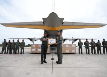 TNI Kerahkan Pesawat TNI AU Kirimkan Bansos untuk Korban Erupsi Gunung Lewotobi Laki-Laki di NTT