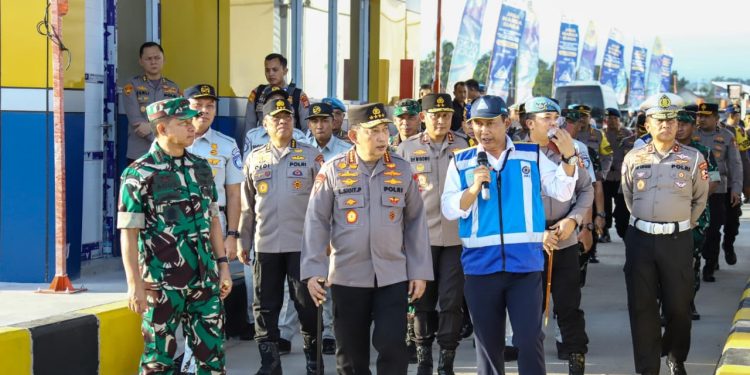 Berita Foto: Panglima TNI bersama Kapolri Tinjau Kesiapan Arus Mudik Nataru 2025 di Tol Prambanan