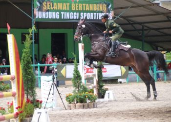 Panglima TNI Buka Lomba  Berkuda Piala Panglima TNI dan Bagikan Sembako di Bandung