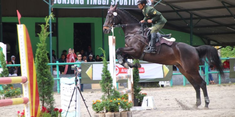 Panglima TNI Buka Lomba Berkuda Piala Panglima TNI dan Bagikan Sembako di Bandung