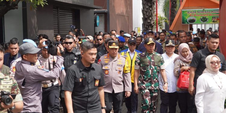 Kapolri Jenderal Pol. Listyo Sigit Prabowo bersama panglima TNI Jenderal Agus Subiyanto  memantau langsung kondisi arus mudik dan posko pelayana