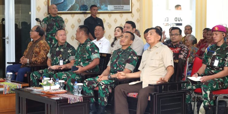 Panglima TNI Bersama Menhan RI Merayakan Malam Pergantian Tahun Bersama Ribuan Prajurit di Papua*