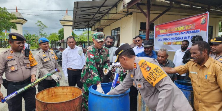 Dandim 1715/Yahukimo dan Kapolres Yahukimo Musnahkan Minuman Keras Hasil Patroli Gabungan TNI-POLRI di Yahukimo pada Tahun Baru 2025
