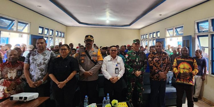 Dandim 1715/Yahukimo Hadiri Sosialisasi Pemilihan DPRK Kabupaten Yahukimo Bersama Forkopimda