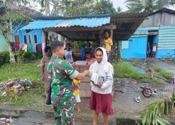 Dukung Program Penurunan Angka Stunting, Babinsa Koramil Mapurujaya Bagikan Susu Kepada Ibu Hamil