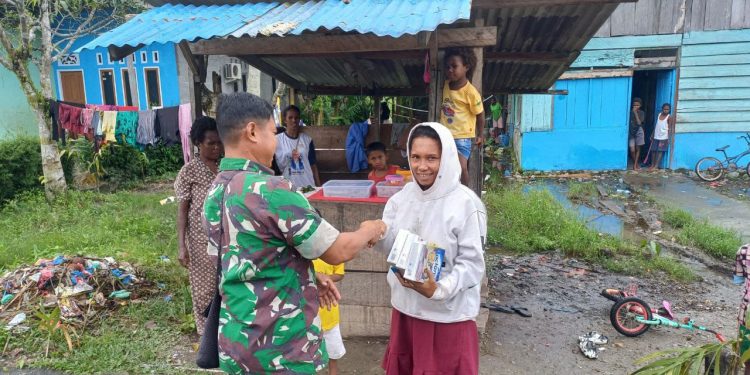 Dukung Program Penurunan Angka Stunting, Babinsa Koramil Mapurujaya Bagikan Susu Kepada Ibu Hamil