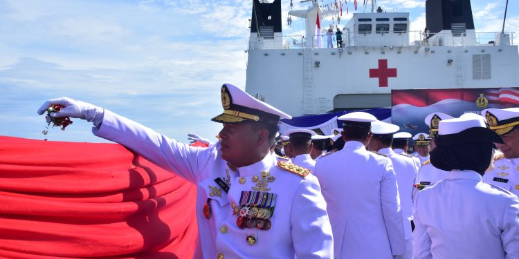 DIATAS KAPAL PERANG, DANKORMAR TURUT MENGENANG PERISTIWA PERTEMPURAN DILAUT