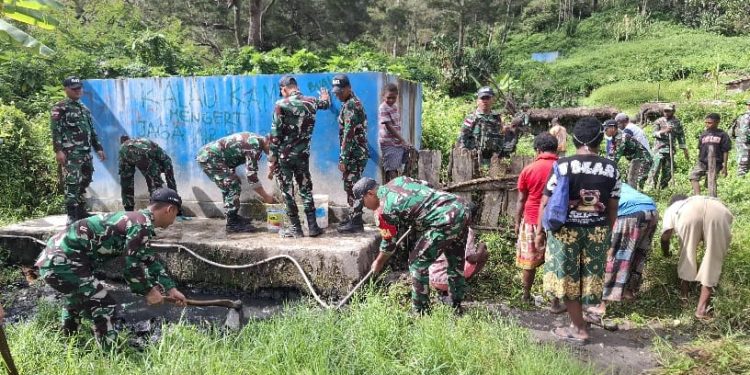 Babinsa Koramil 1715-03/Kurima Bantu Warga Kampung Polimo dalam Kegiatan Kebersihan dan Perbaikan Saluran Air