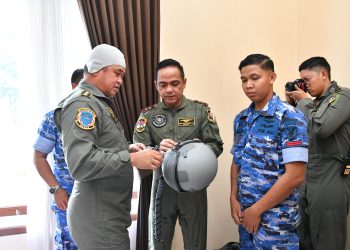 Momen Humanis, Panglima Koops Udara II Pakaikan Perlengkapan Overal Penerbang untuk Kasad