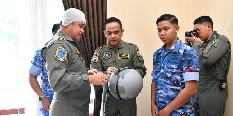 Momen Humanis, Panglima Koops Udara II Pakaikan Perlengkapan Overal Penerbang untuk Kasad