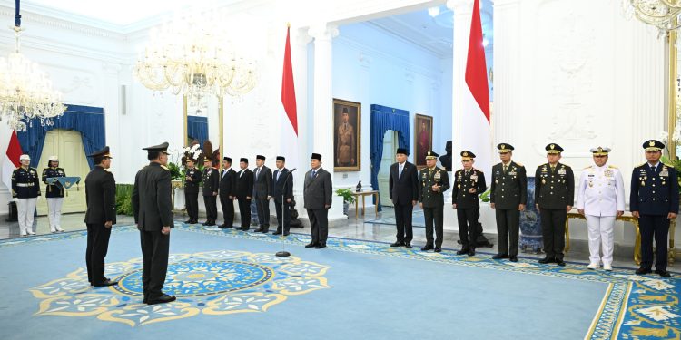 Panglima TNI Hadiri Penganugerahan Pangkat Istimewa dan Pelantikan Menteri Kabinet Merah Putih di Istana Negara