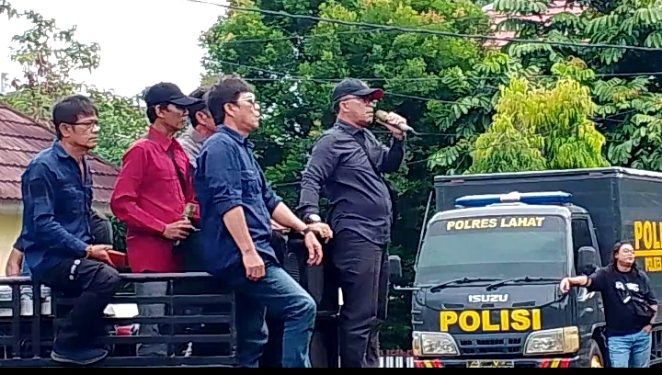 A-LSM-PL Gelar Aksi Damai di PN Lahat, Soroti Putusan Class Action Jembatan Muara Lawai