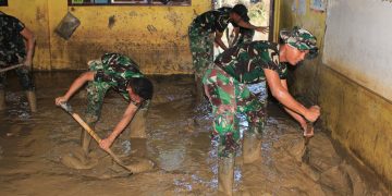 Masih Tertutup Lumpur, Prajurit Yonif TP 857/GG Bersihkan MTsN 2 Pidie Jaya*